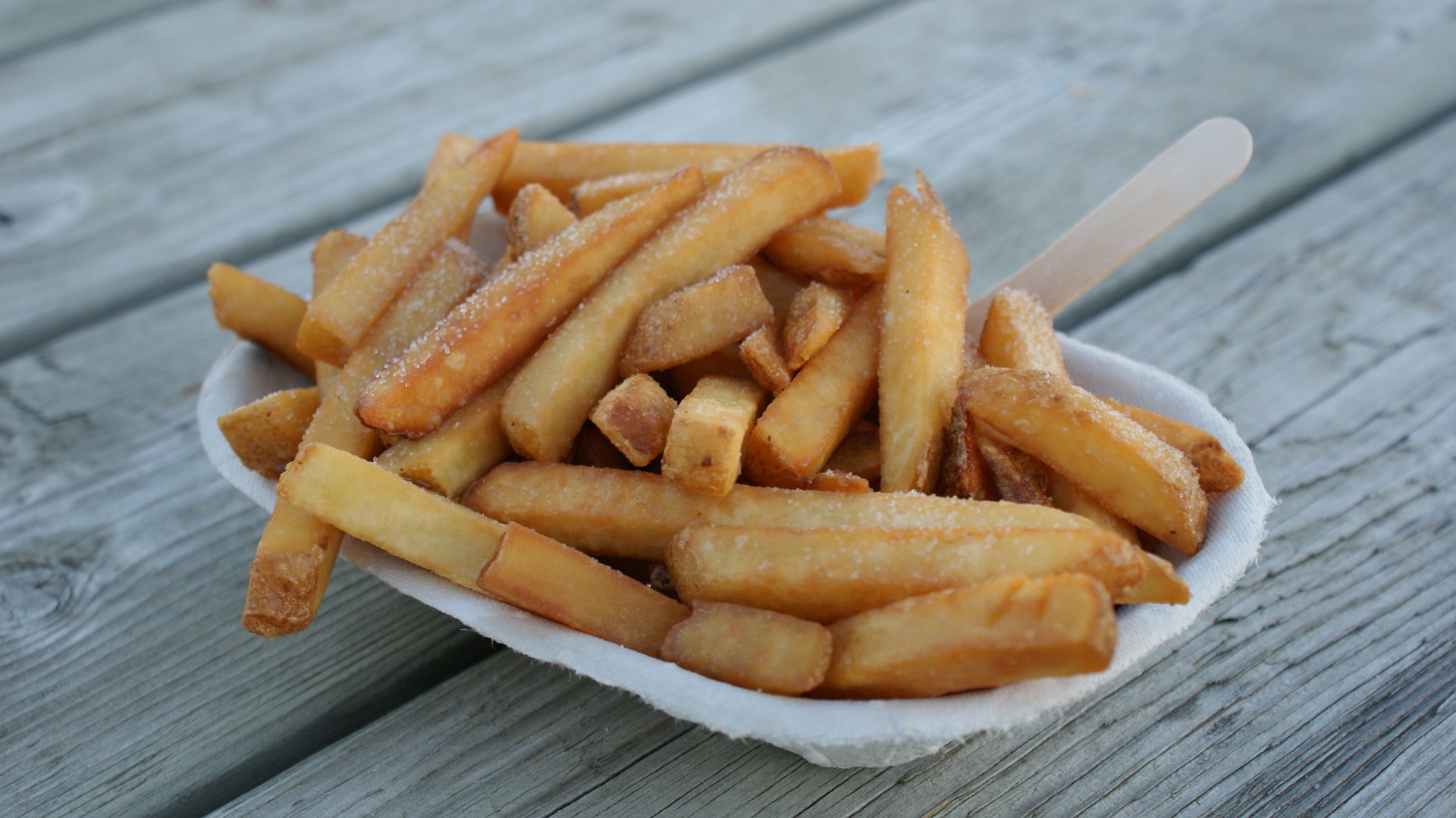 AVIS AUX BELGES Il faut manger des frites deux fois par semaine! • Fun Radio