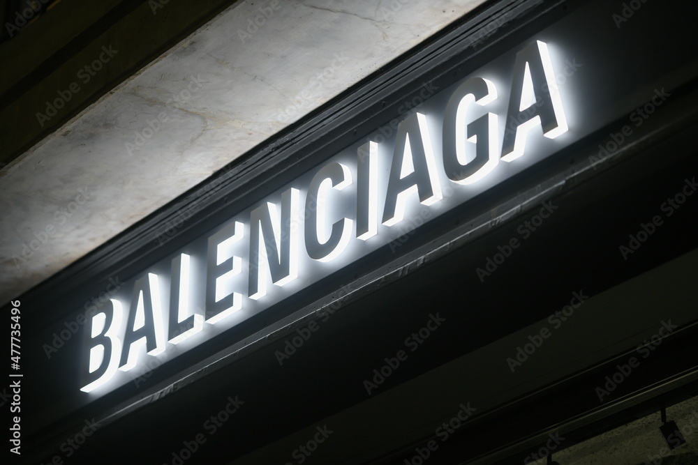 Le nouveau bracelet de chez Balenciaga un rouleau de scotch • Fun Radio